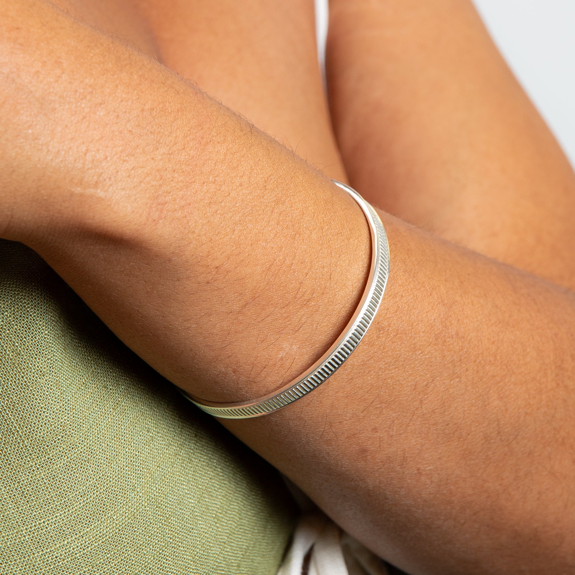 Ridges Texture Spinner Bangle