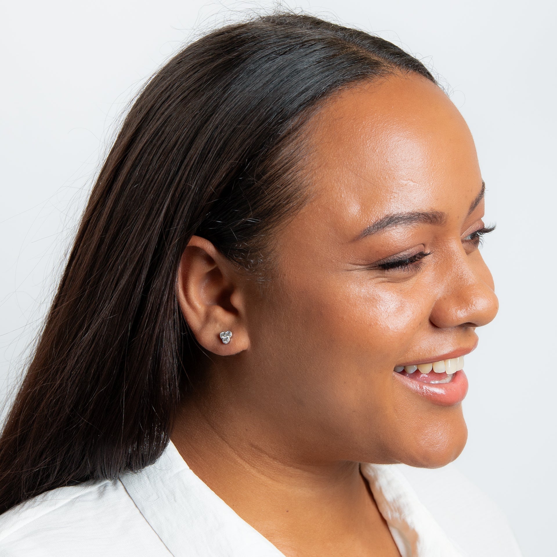 Cubic Zirconia stud with rhodium plating three stones with stippling edges